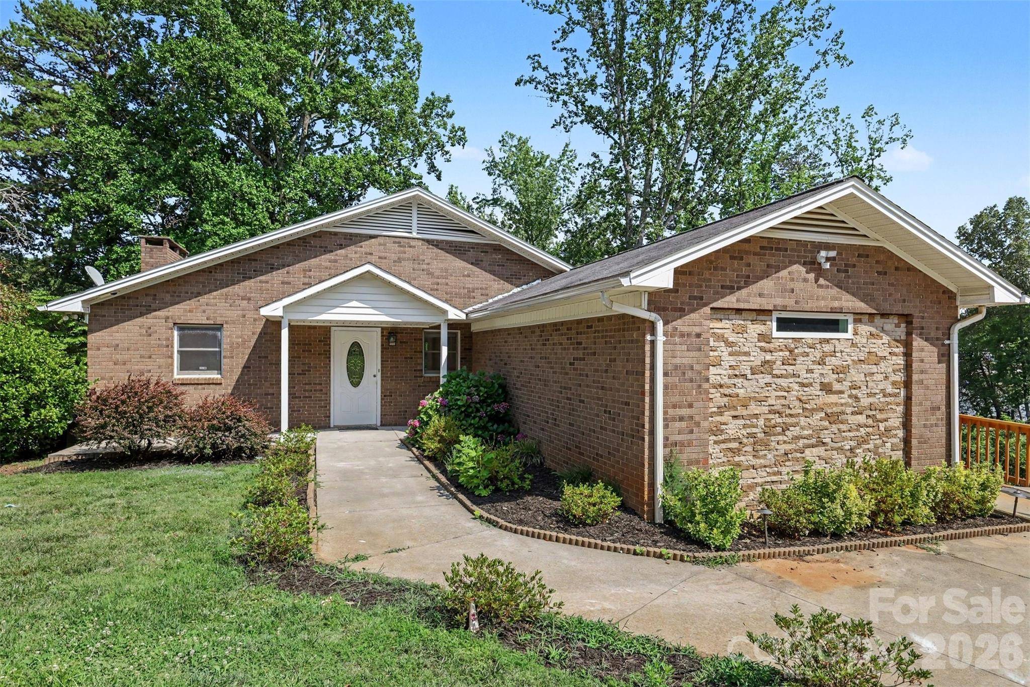 6917 Navajo TRL, Sherrills Ford, NC 28673