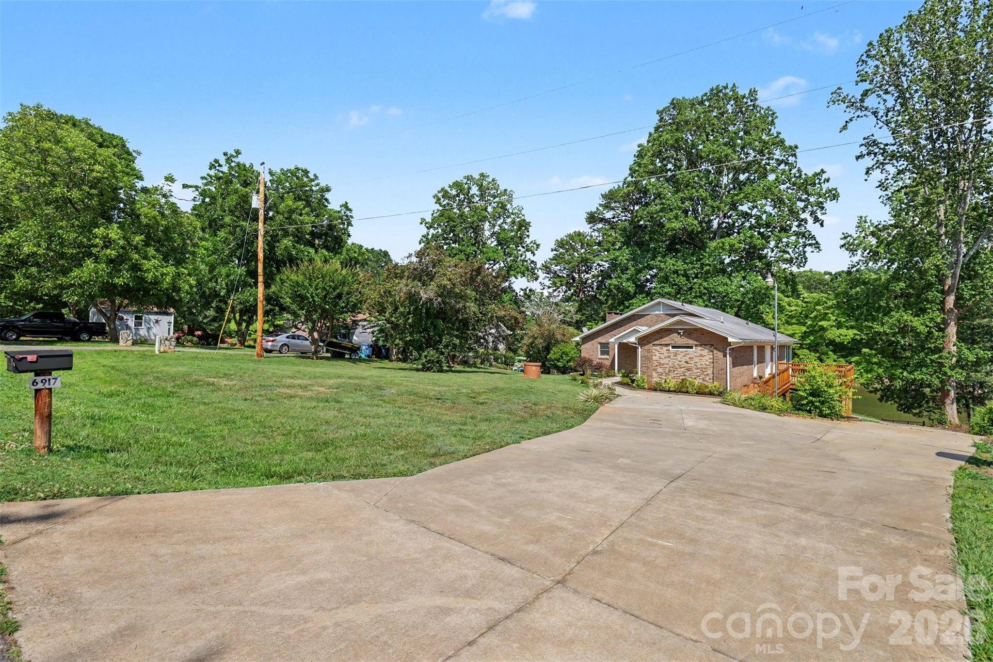6917 Navajo TRL, Sherrills Ford, NC 28673