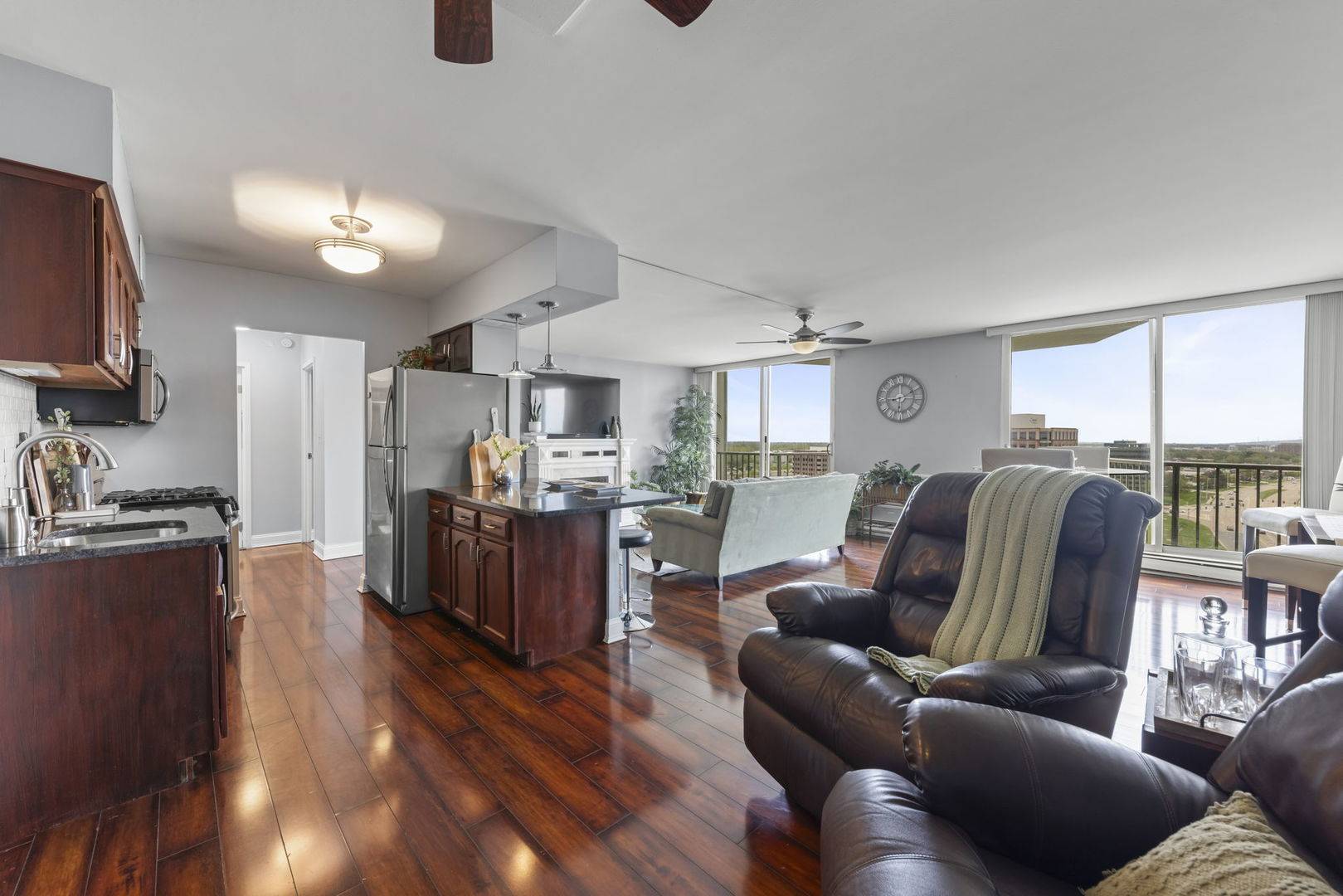 40 N Tower RD #14L, Oak Brook, IL 60523