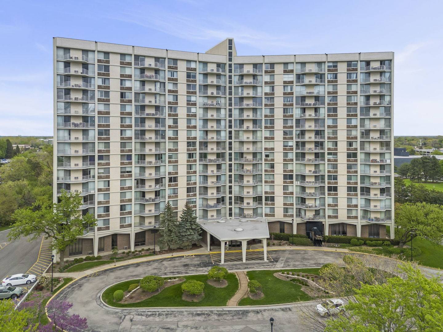 40 N Tower RD #14L, Oak Brook, IL 60523