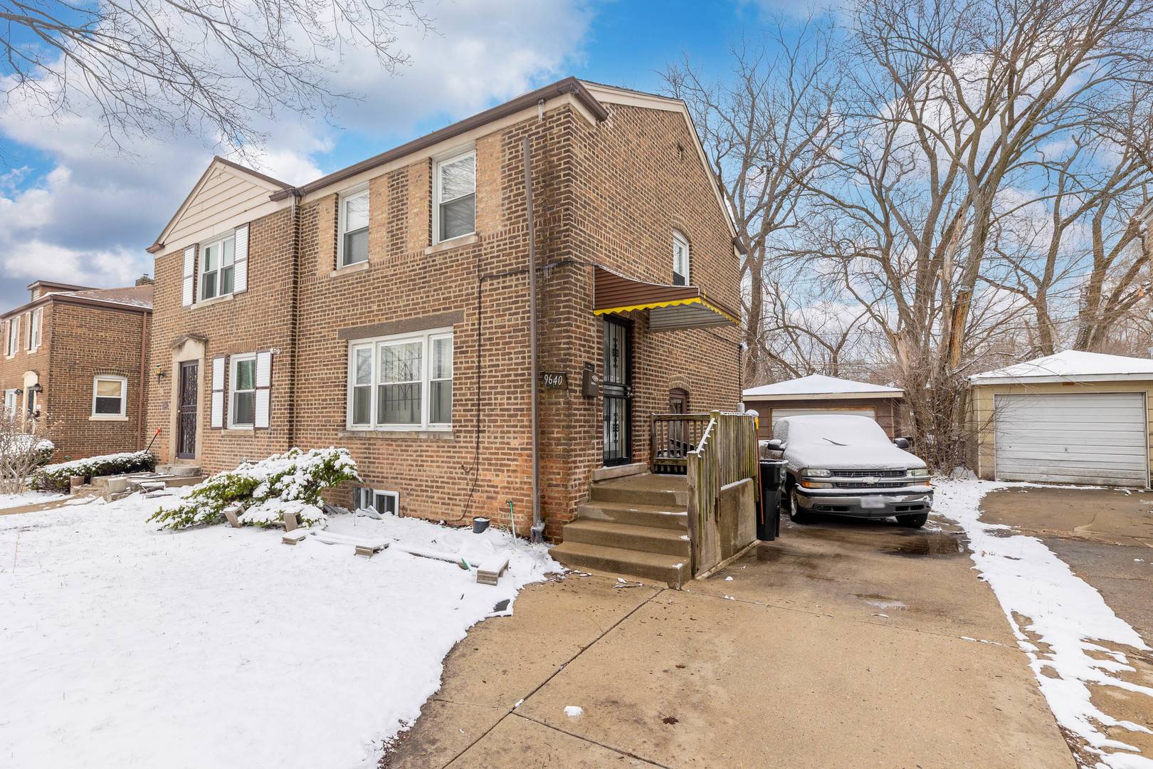 9640 S Hoxie AVE, Chicago, IL 60617