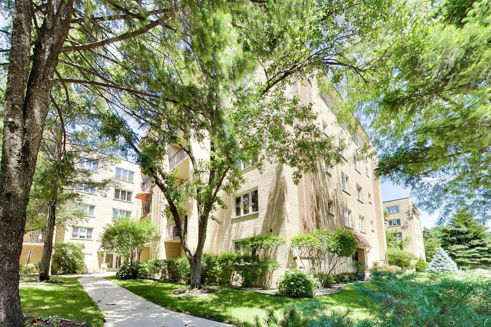 6430 W Belle Plaine AVE #209, Chicago, IL 60634