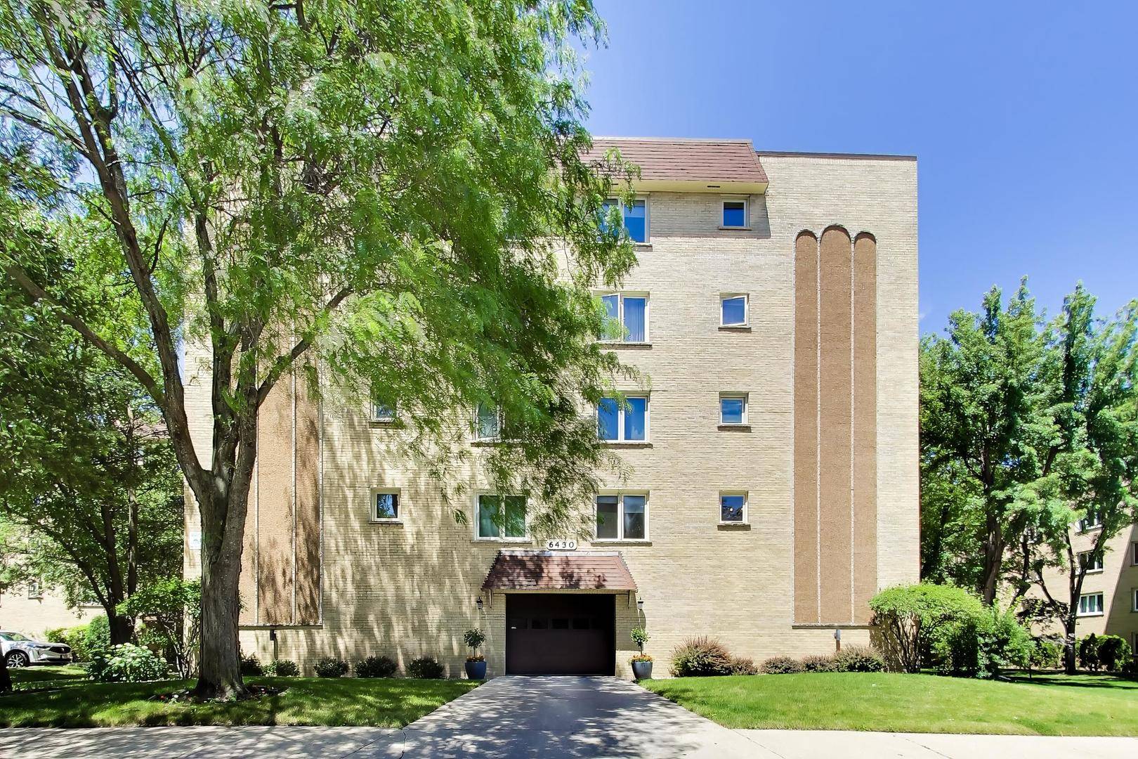 6430 W Belle Plaine AVE #209, Chicago, IL 60634