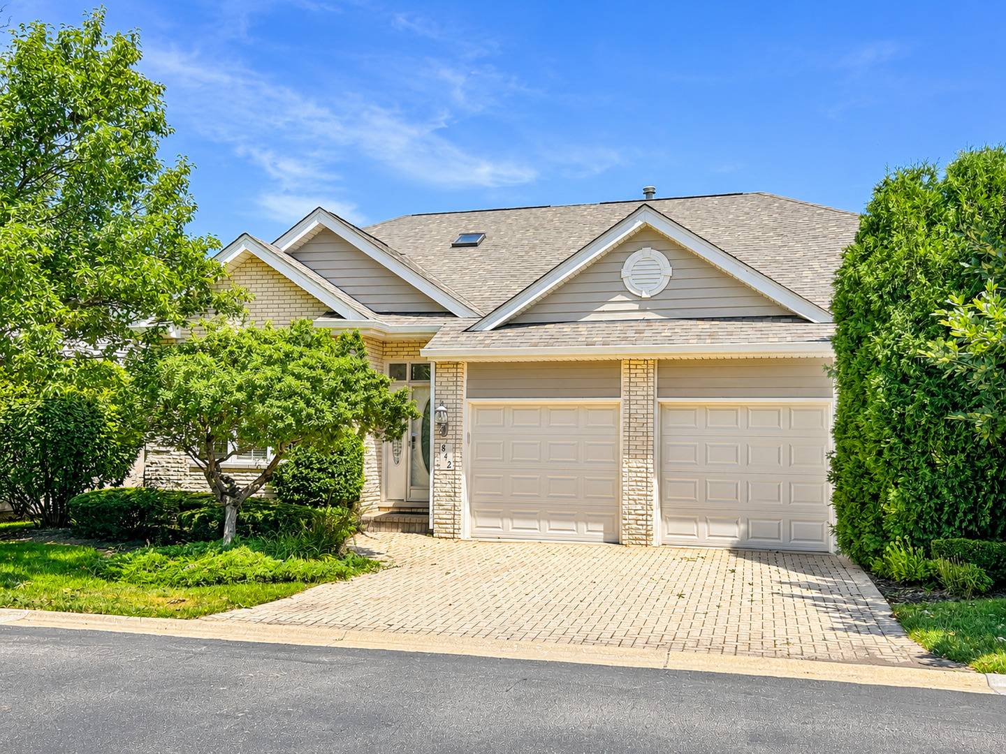 842 Turnberry LN, Willowbrook, IL 60527