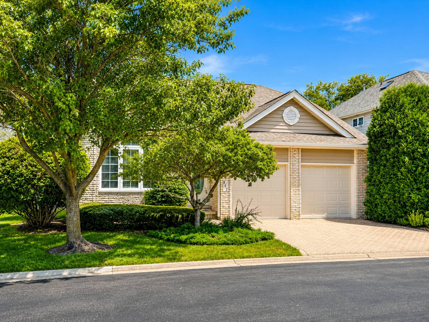 842 Turnberry LN, Willowbrook, IL 60527