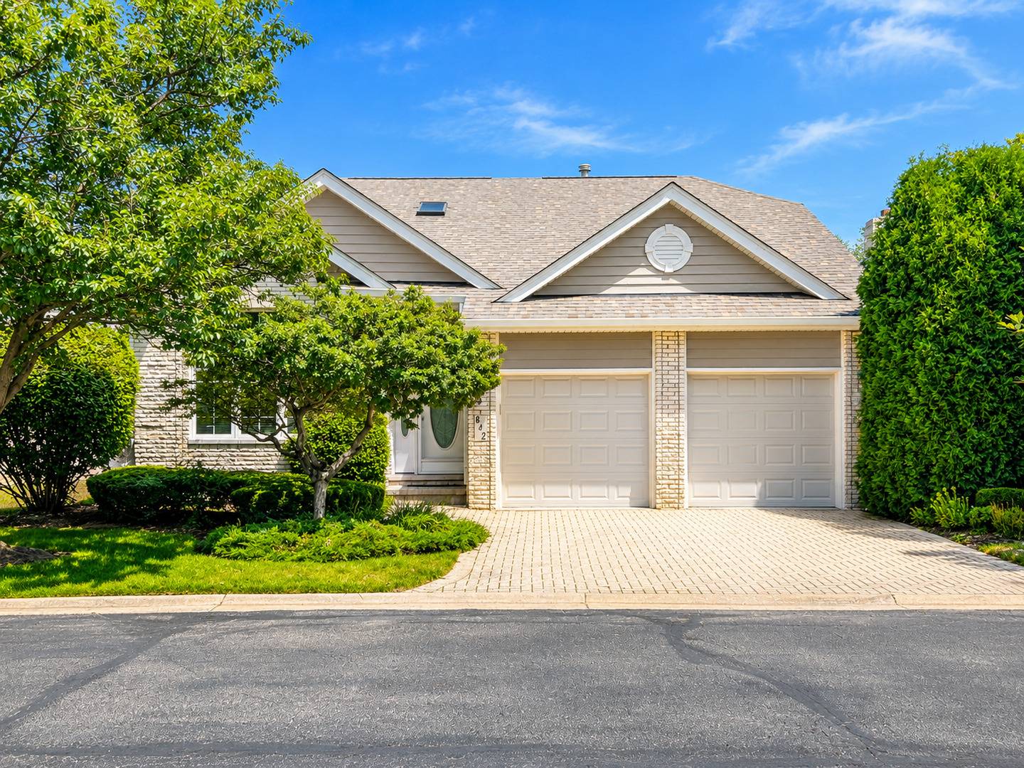 842 Turnberry LN, Willowbrook, IL 60527