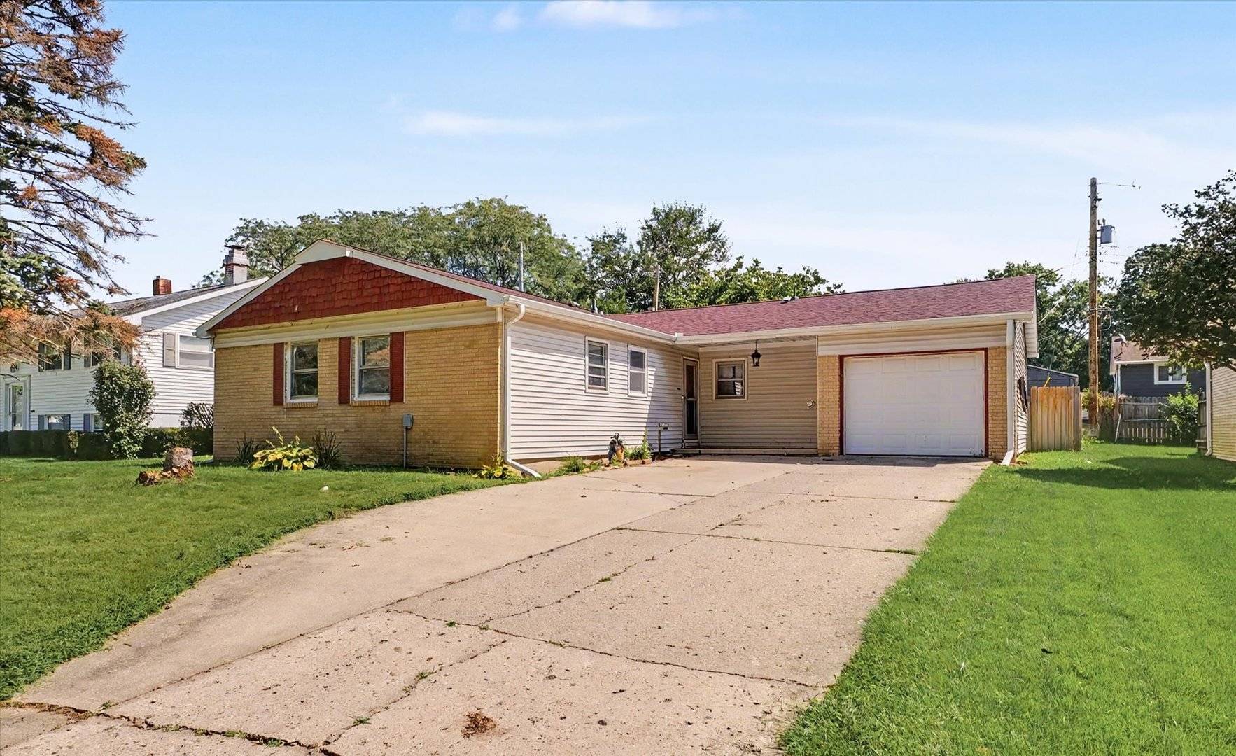 1004 Frank DR, Champaign, IL 61821