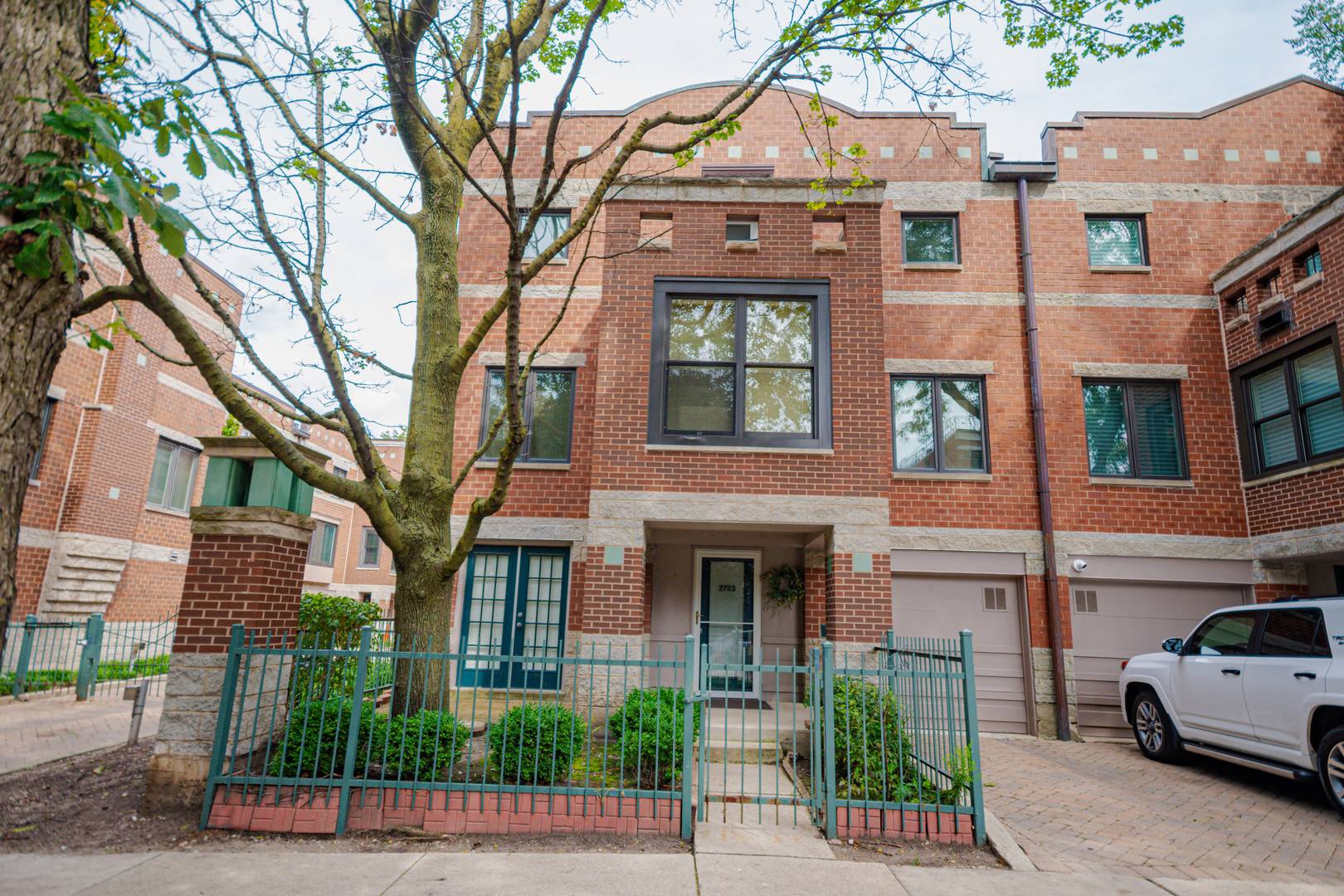2723 N Bosworth AVE, Chicago, IL 60614