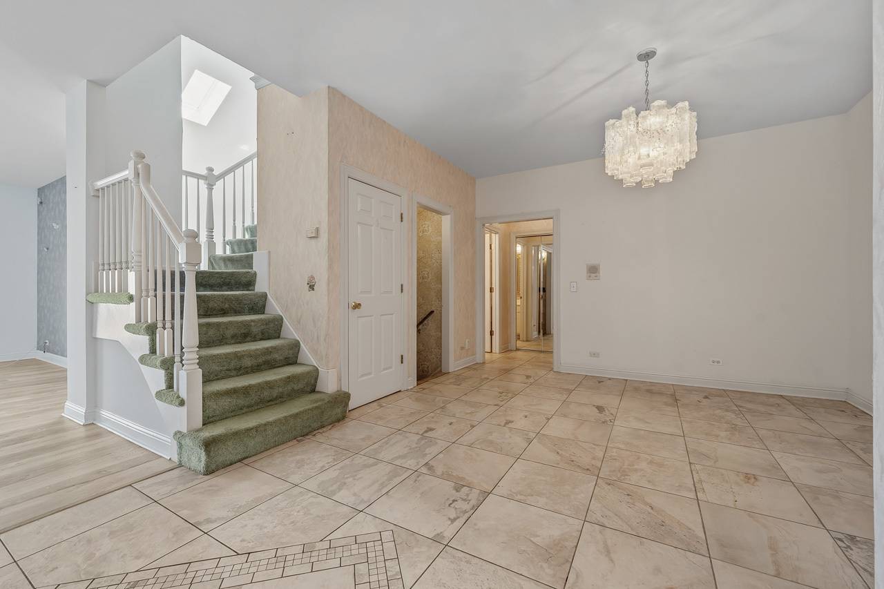 29 Chancel LN, Glen Ellyn, IL 60137