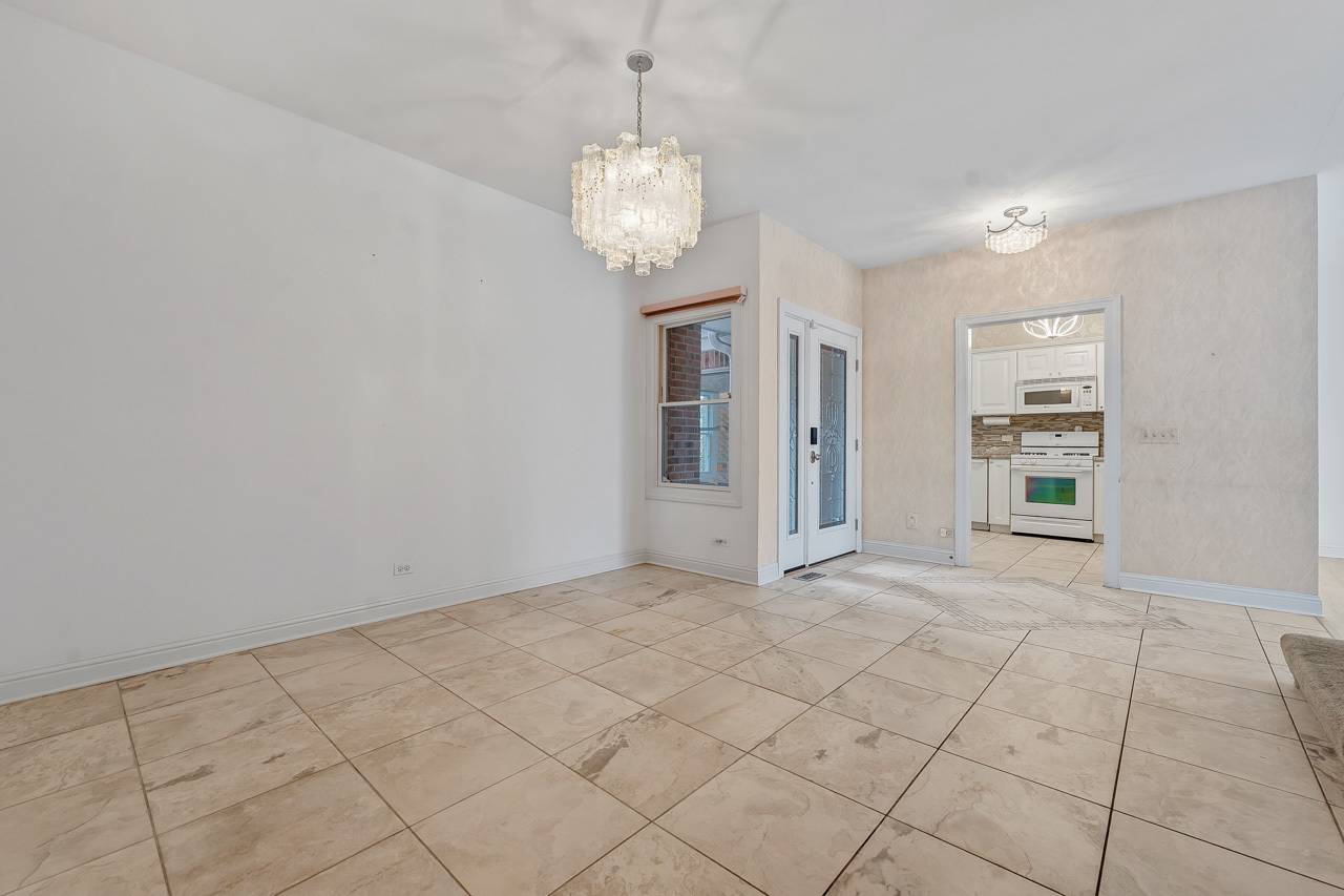 29 Chancel LN, Glen Ellyn, IL 60137