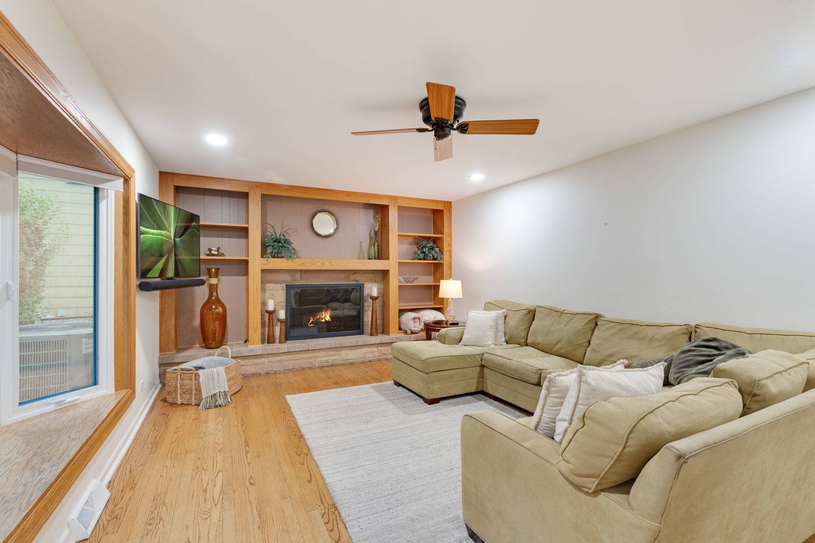 1685 Dartmouth LN, Deerfield, IL 60015