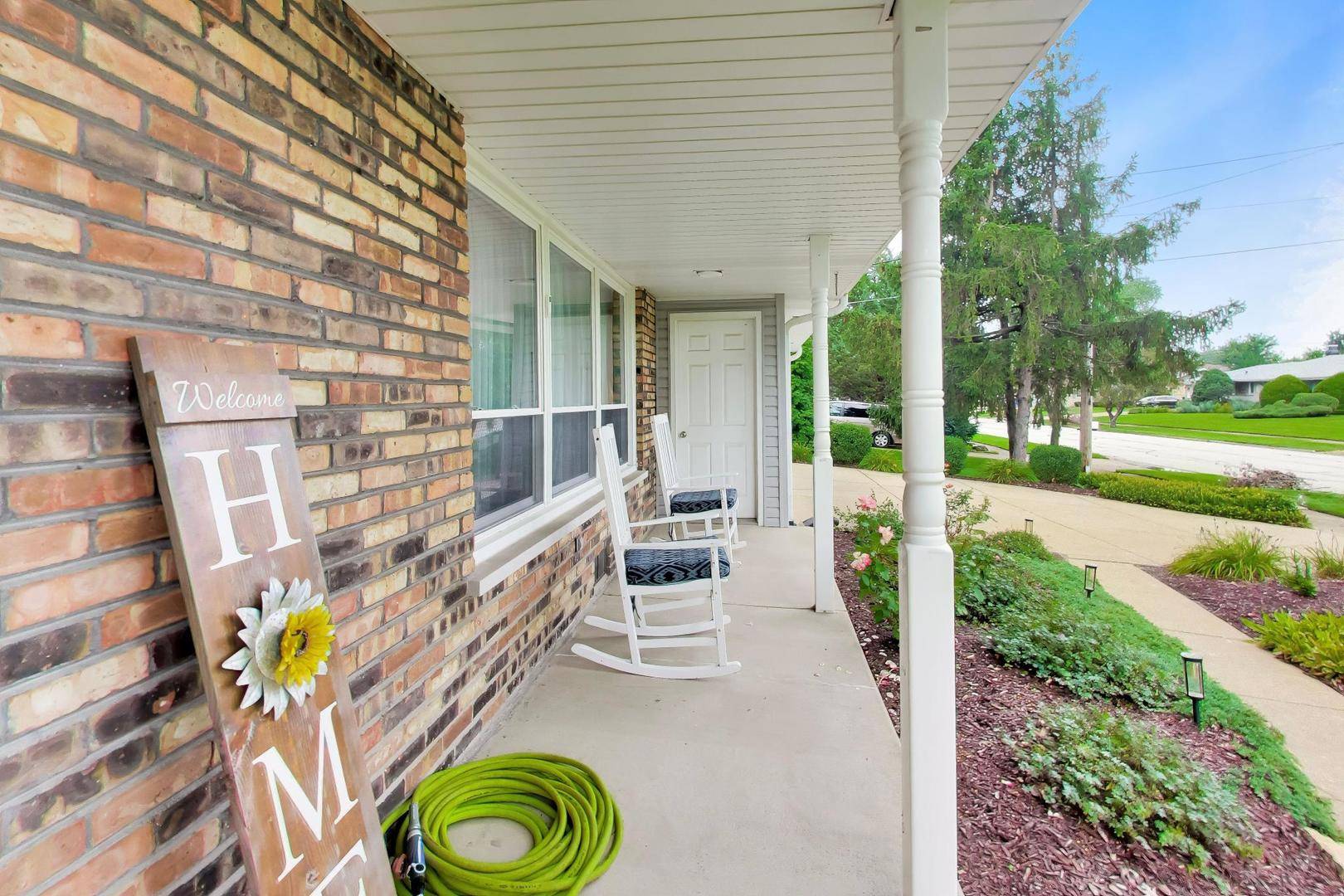 8938 S 81st AVE, Hickory Hills, IL 60457