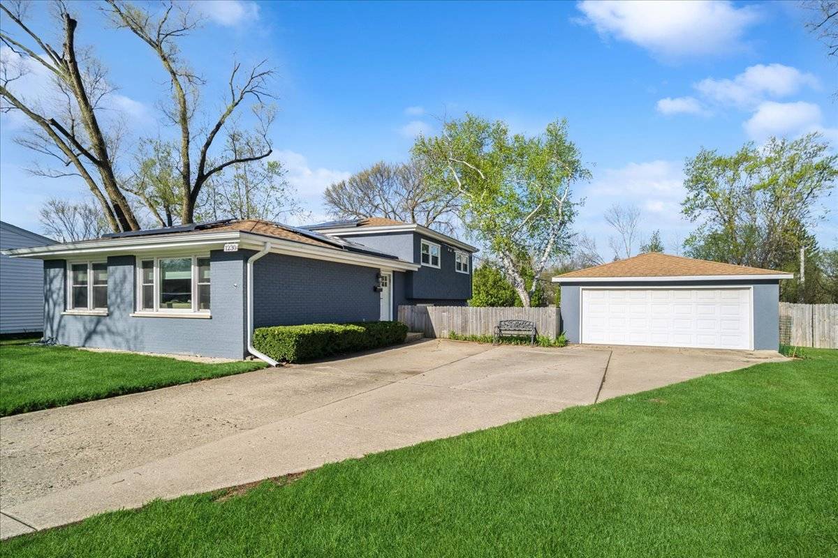 1230 Greenwood CT, Deerfield, IL 60015