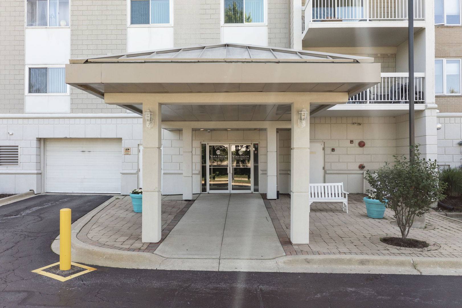 2020 Saint Regis DR #605, Lombard, IL 60148
