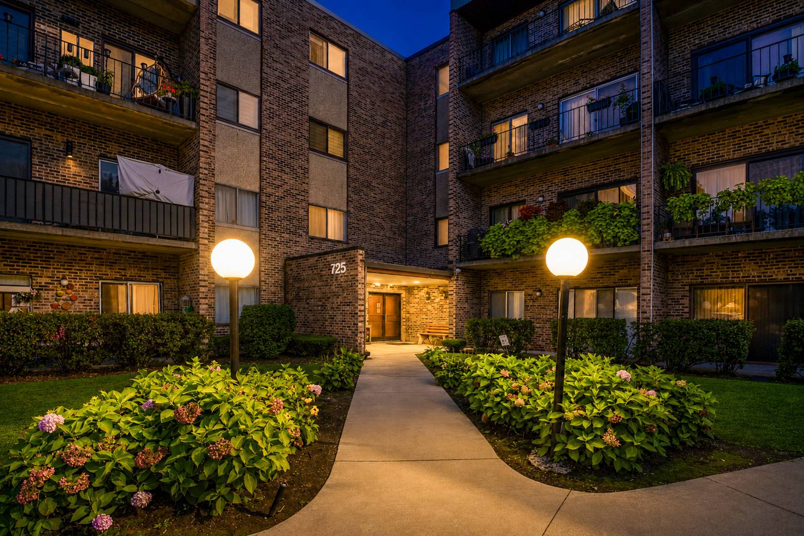 725 W Huntington Commons RD #306, Mount Prospect, IL 60056