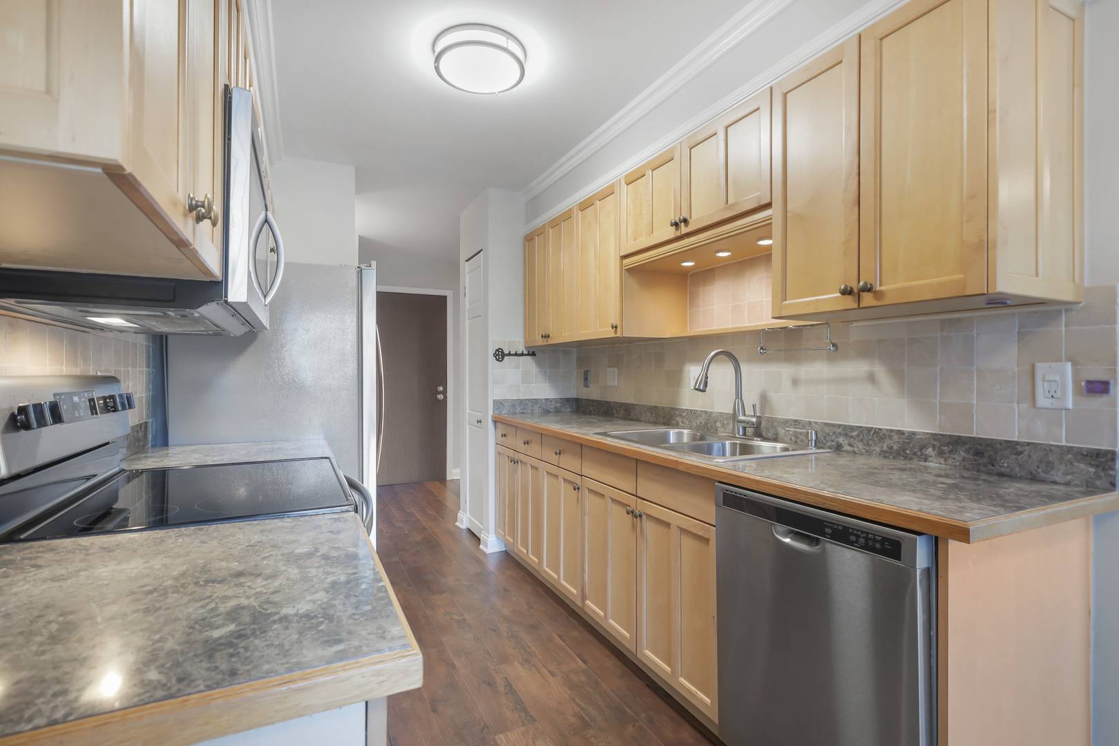 725 W Huntington Commons RD #306, Mount Prospect, IL 60056