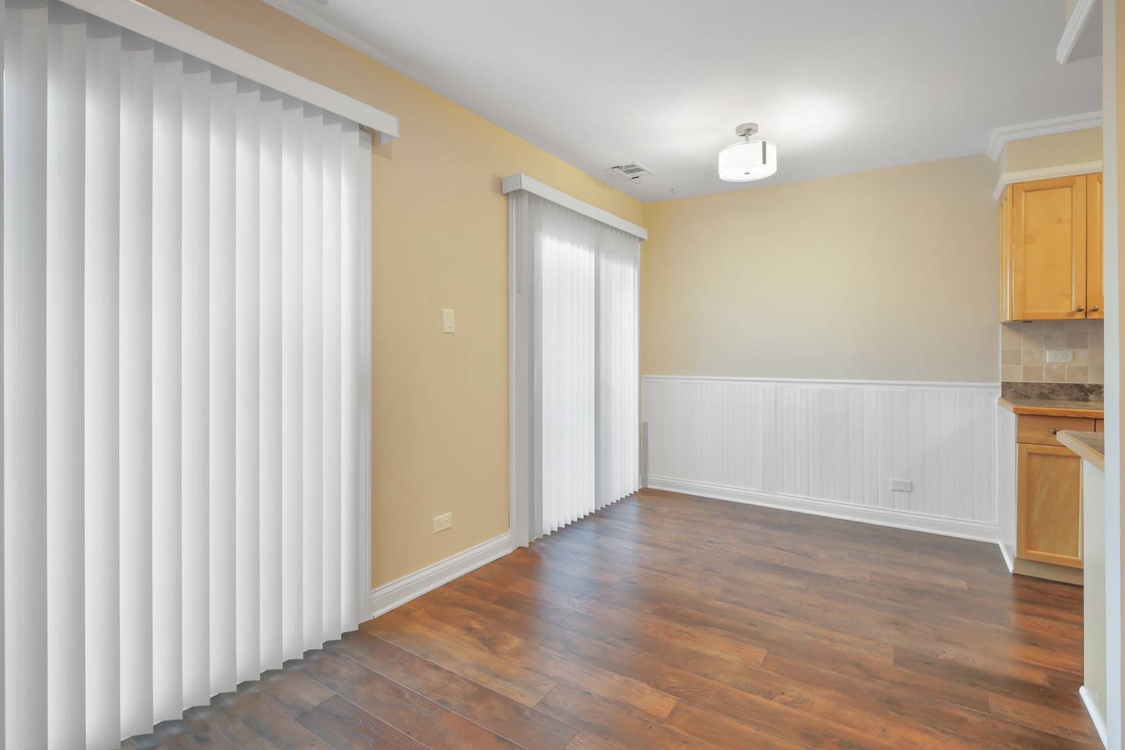 725 W Huntington Commons RD #306, Mount Prospect, IL 60056