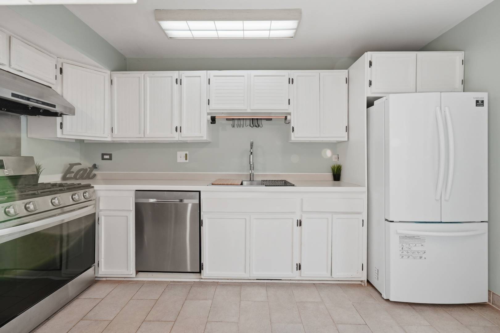 29W434 Hawthorne LN, Warrenville, IL 60555