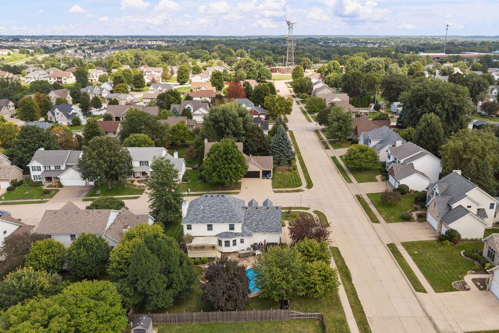 4816 Norfolk PL, Bettendorf, IA 52722