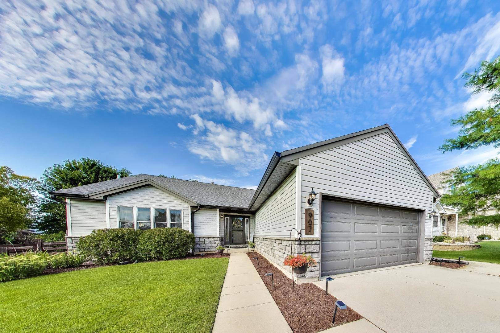 907 Joanne DR, Minooka, IL 60447