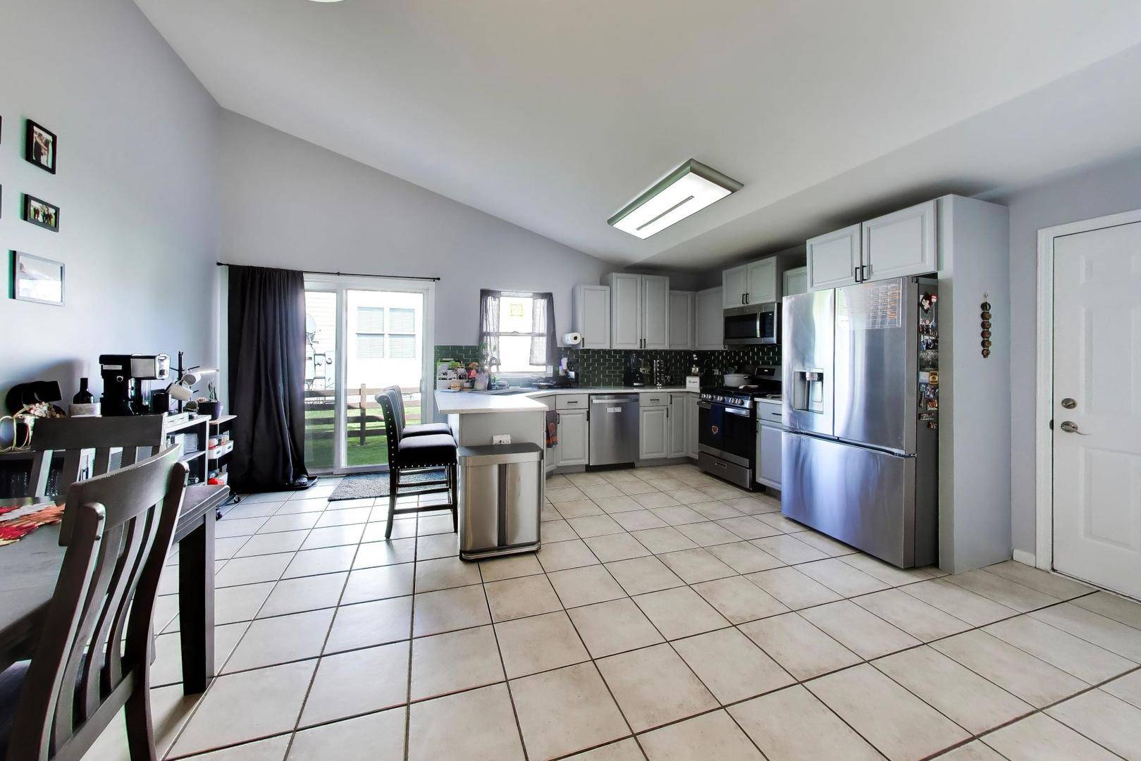907 Joanne DR, Minooka, IL 60447