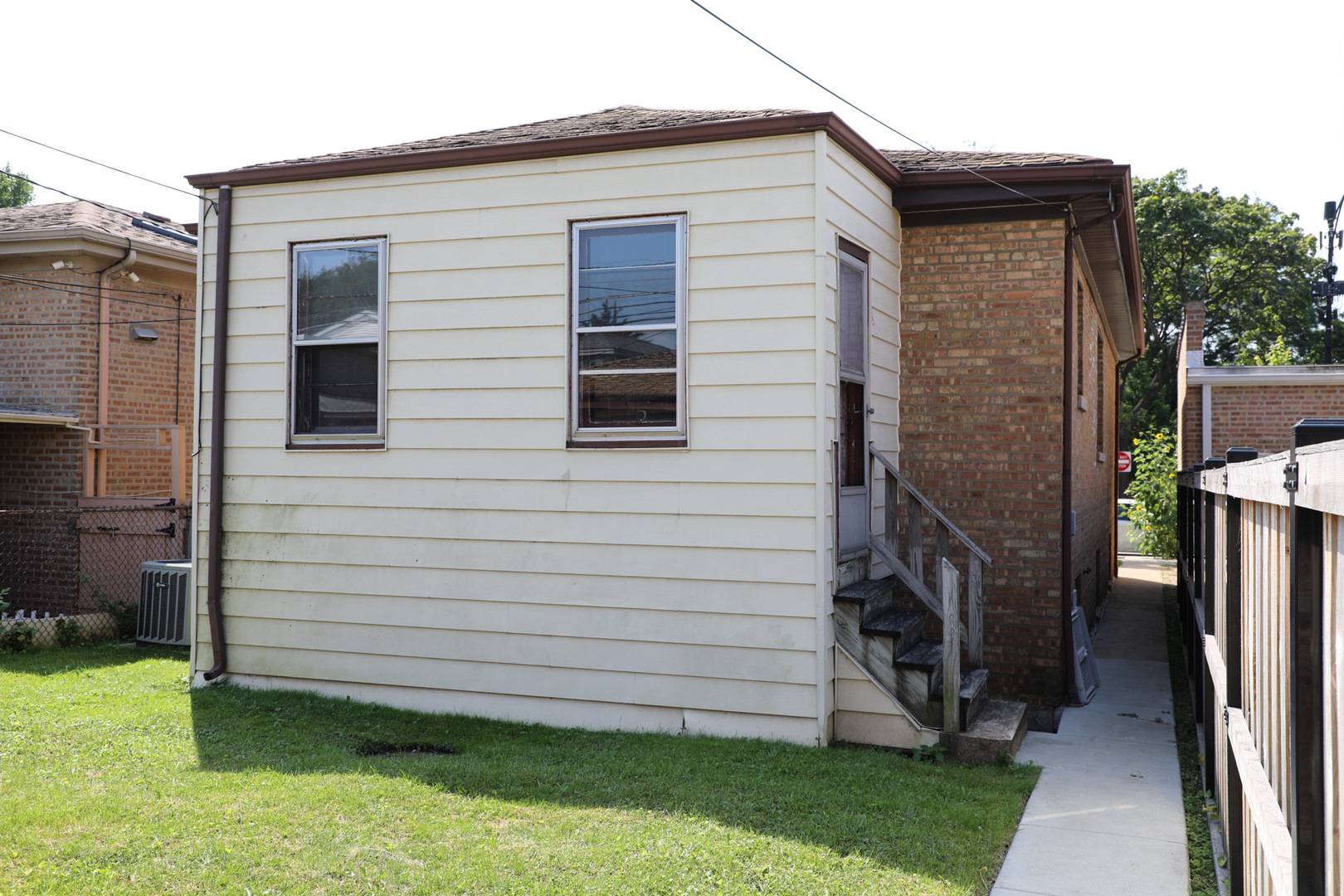 2530 W Pratt BLVD, Chicago, IL 60645