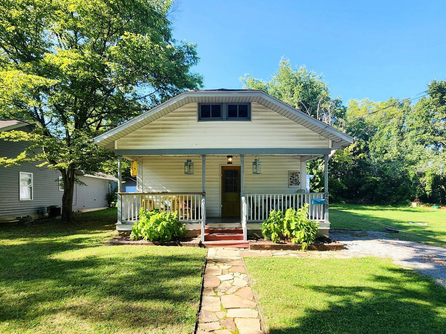 208 E Oak ST, Carbondale, IL 62901