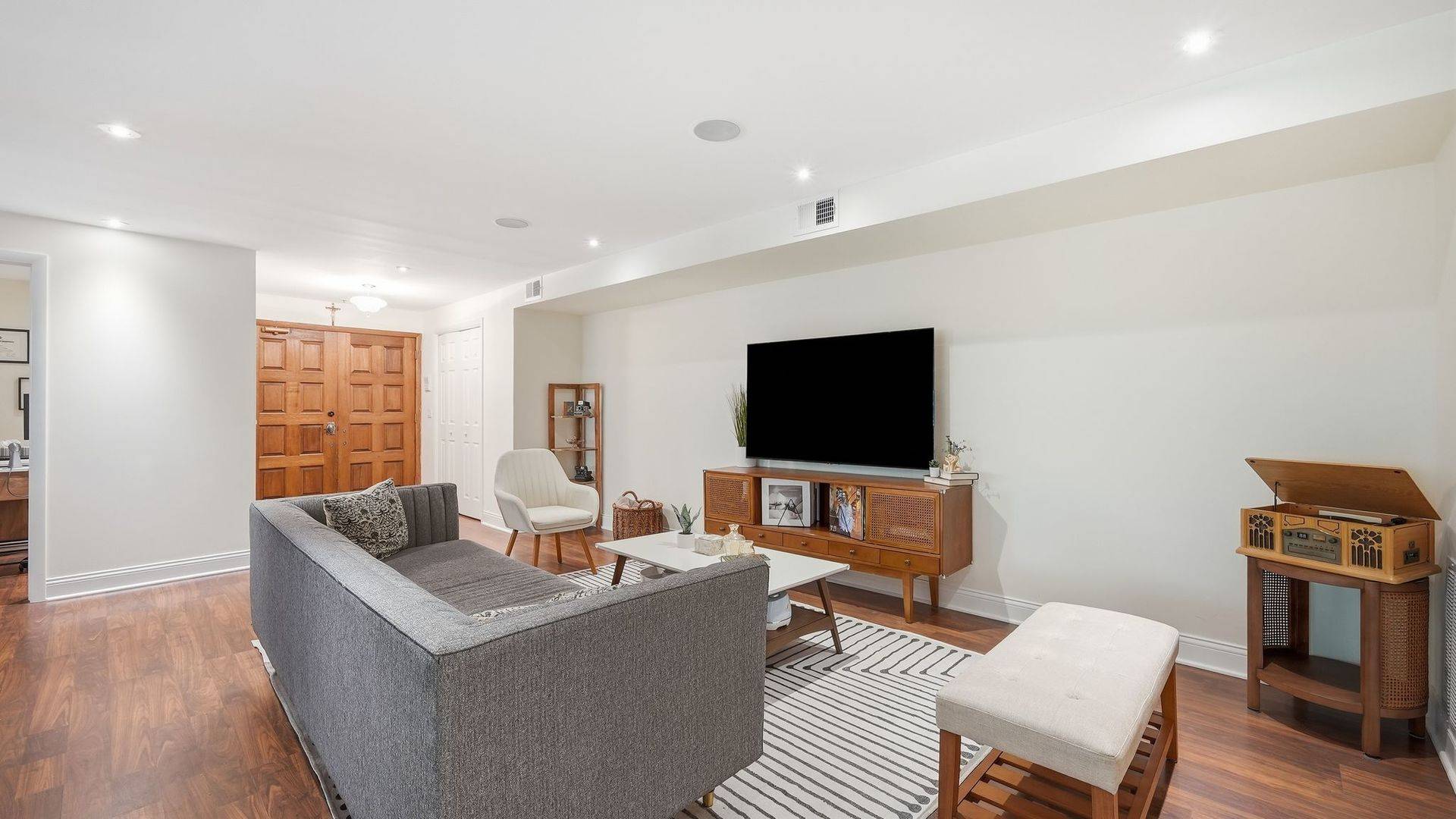 121 S Spruce AVE #207, Wood Dale, IL 60191