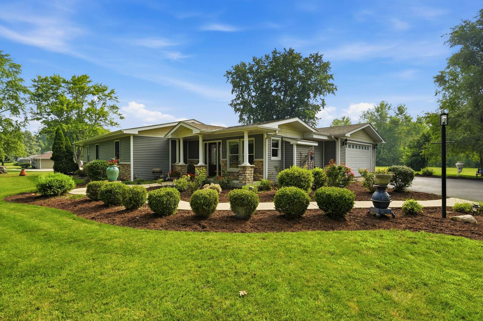 32 E Rickard DR, Oswego, IL 60543