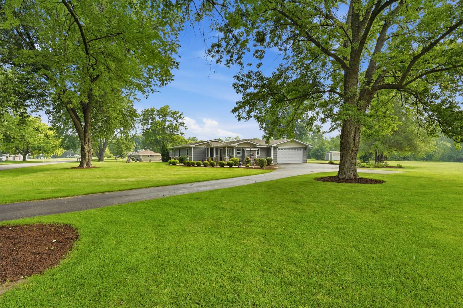 32 E Rickard DR, Oswego, IL 60543