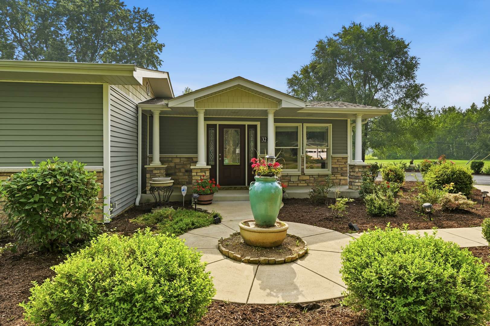 32 E Rickard DR, Oswego, IL 60543