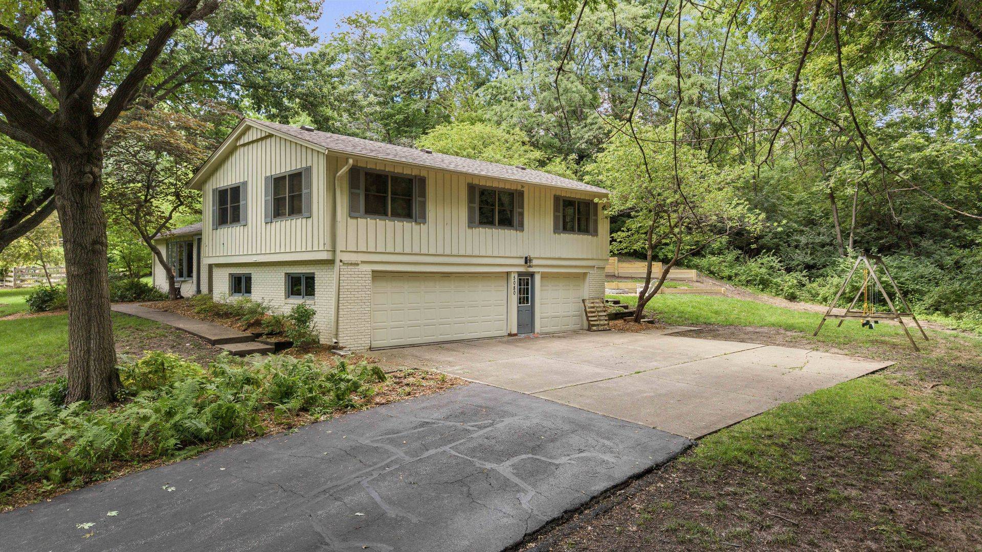 5080 Center CT, Bettendorf, IA 52722