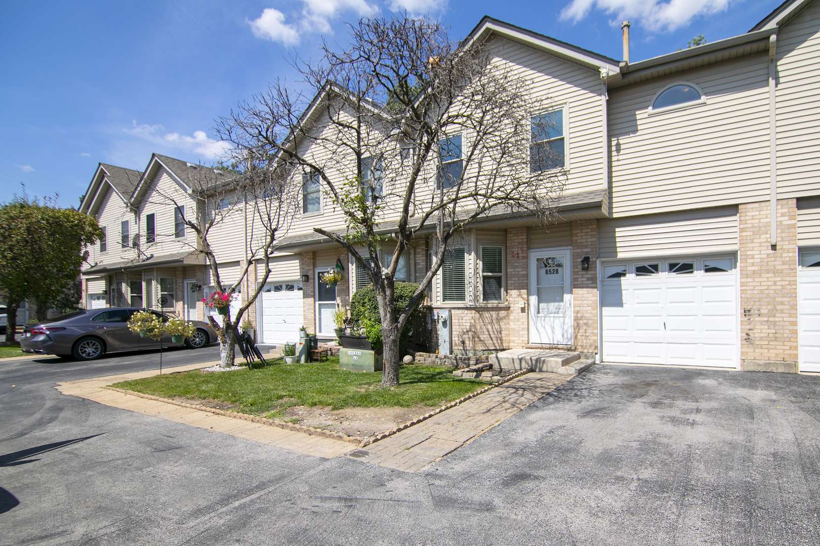 8528 Thomas Charles LN #8528, Hickory Hills, IL 60457