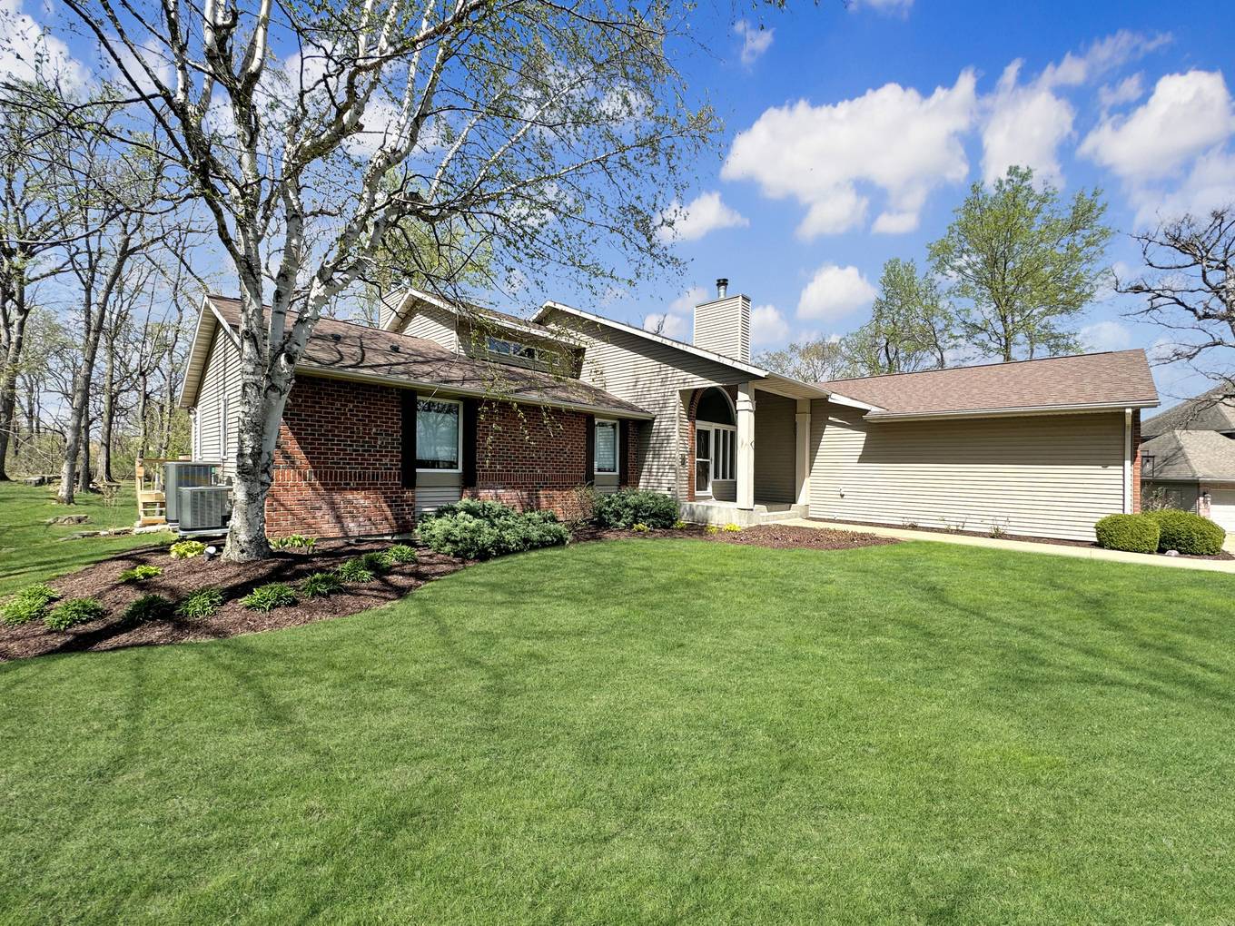 1669 Barberry CIR, Freeport, IL 61032