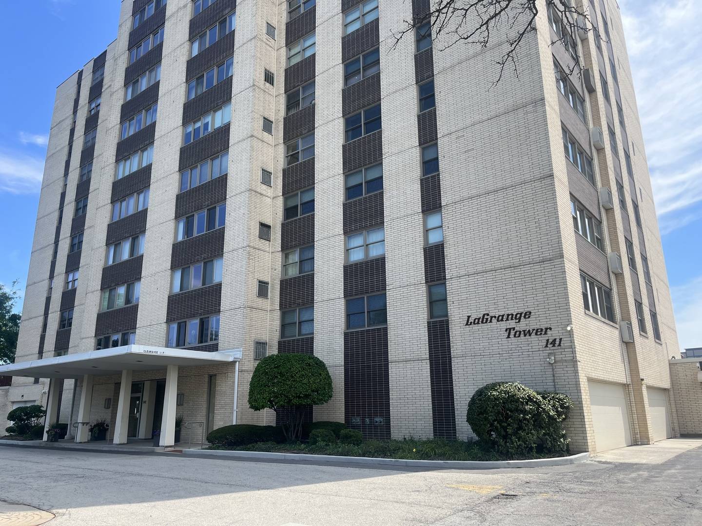 141 N La Grange RD #802, La Grange, IL 60525