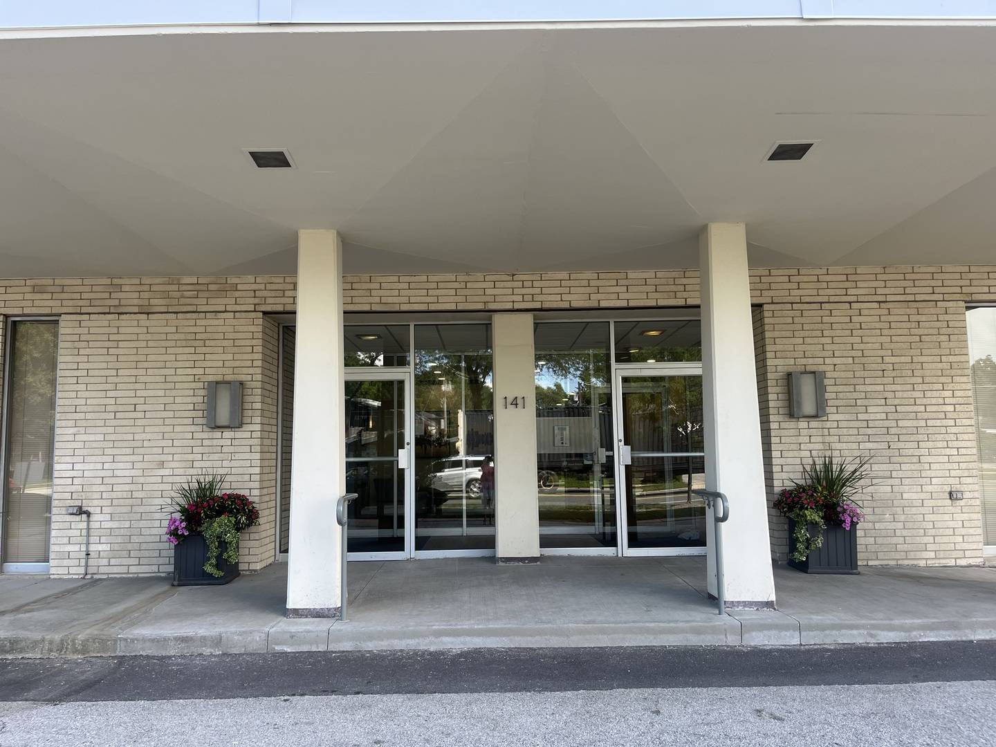 141 N La Grange RD #802, La Grange, IL 60525