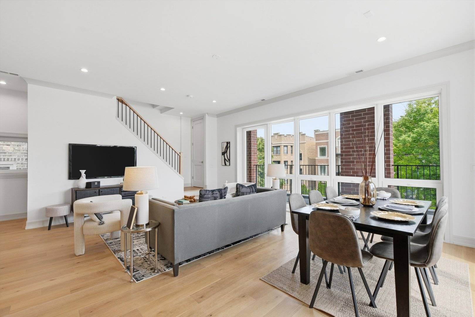6414 N Francisco AVE #102, Chicago, IL 60645