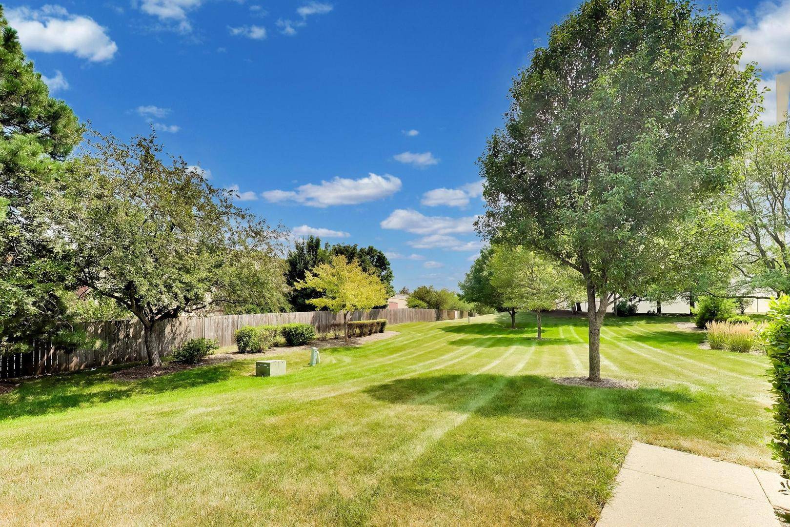 2802 Gilcrest CT, Schaumburg, IL 60193
