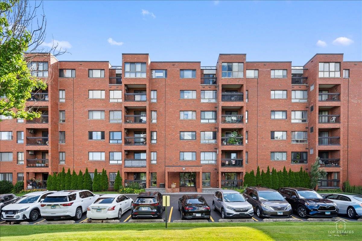 3700 Capri CT #104, Glenview, IL 60025