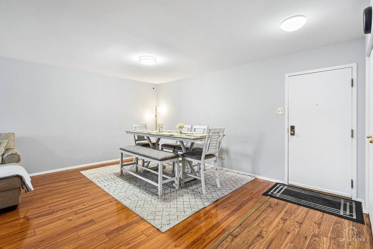 3700 Capri CT #104, Glenview, IL 60025