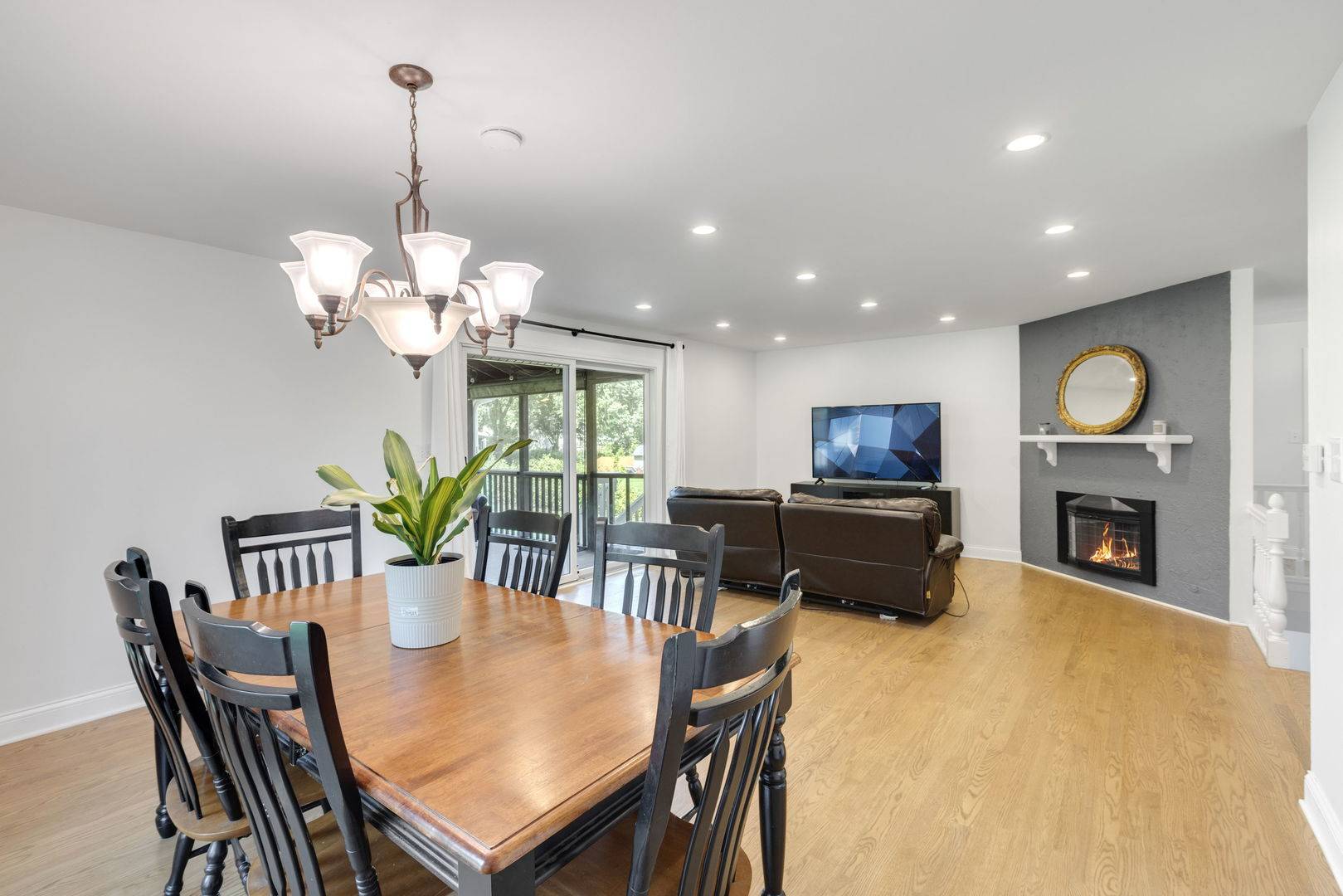 38W274 Bernice DR, St. Charles, IL 60174