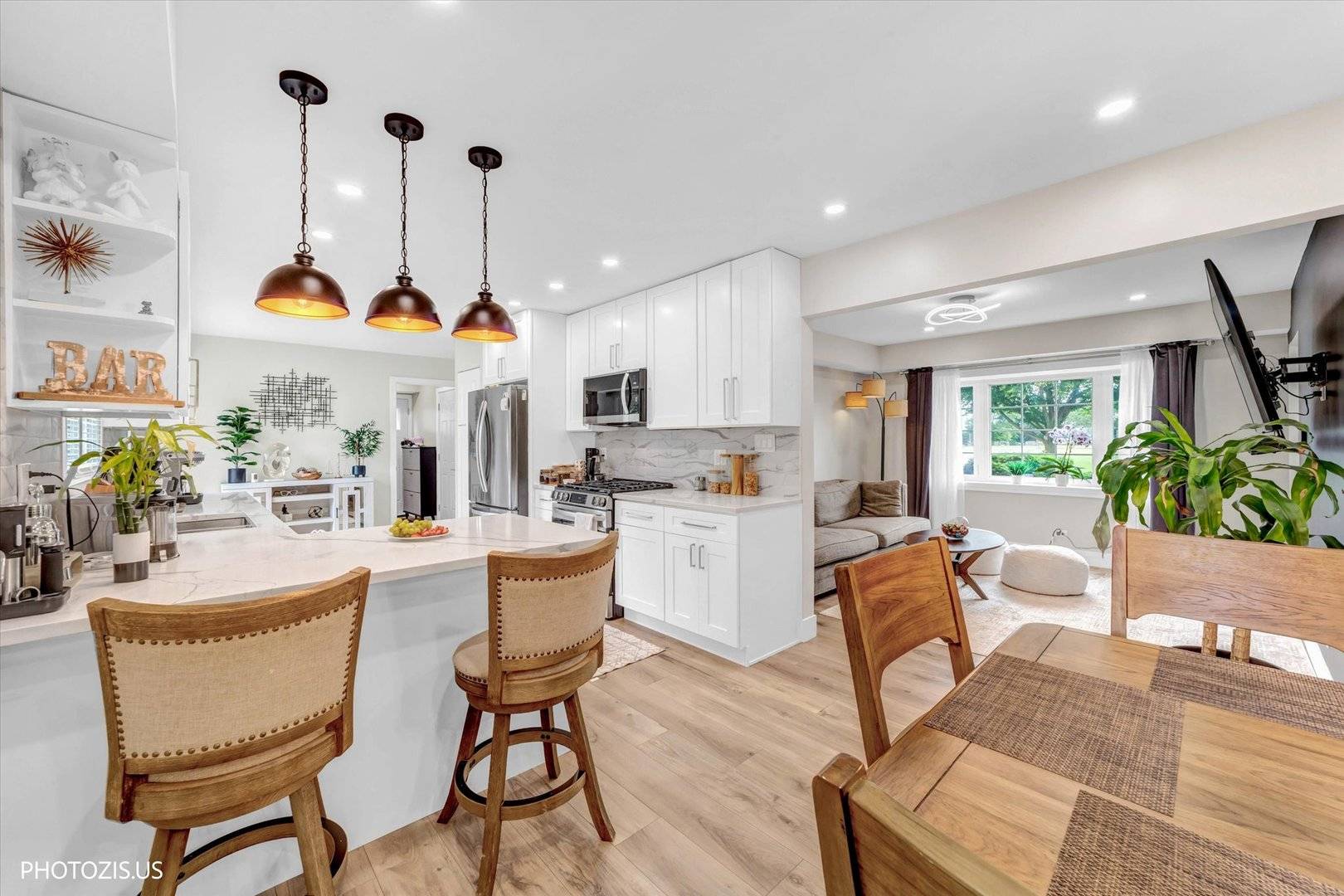1111 Plum Grove CIR, Buffalo Grove, IL 60089