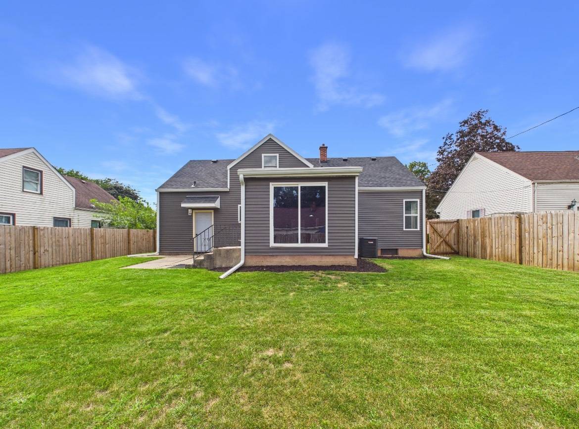 1328 LEAMAN PL, Rockford, IL 61108