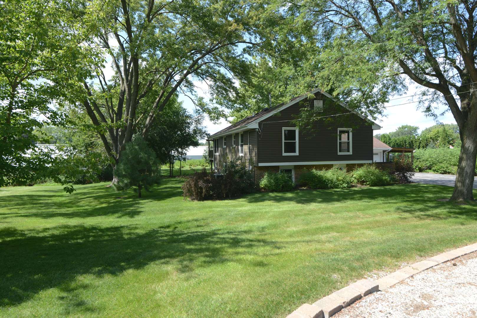 1070 CENTER DR, South Elgin, IL 60177