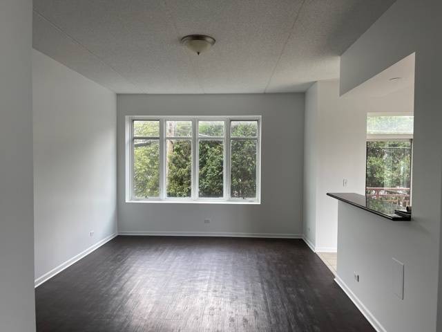 755 DIAMOND LAKE RD #303, Mundelein, IL 60060