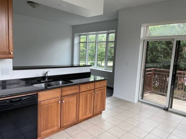 755 DIAMOND LAKE RD #303, Mundelein, IL 60060