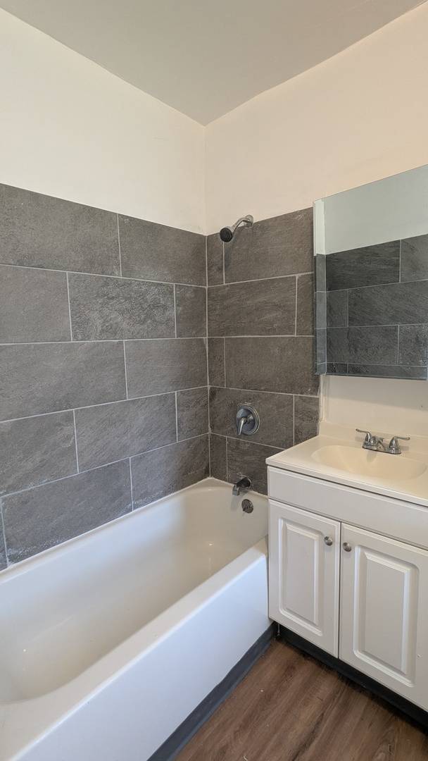 4445 W Carroll AVE, Chicago, IL 60624