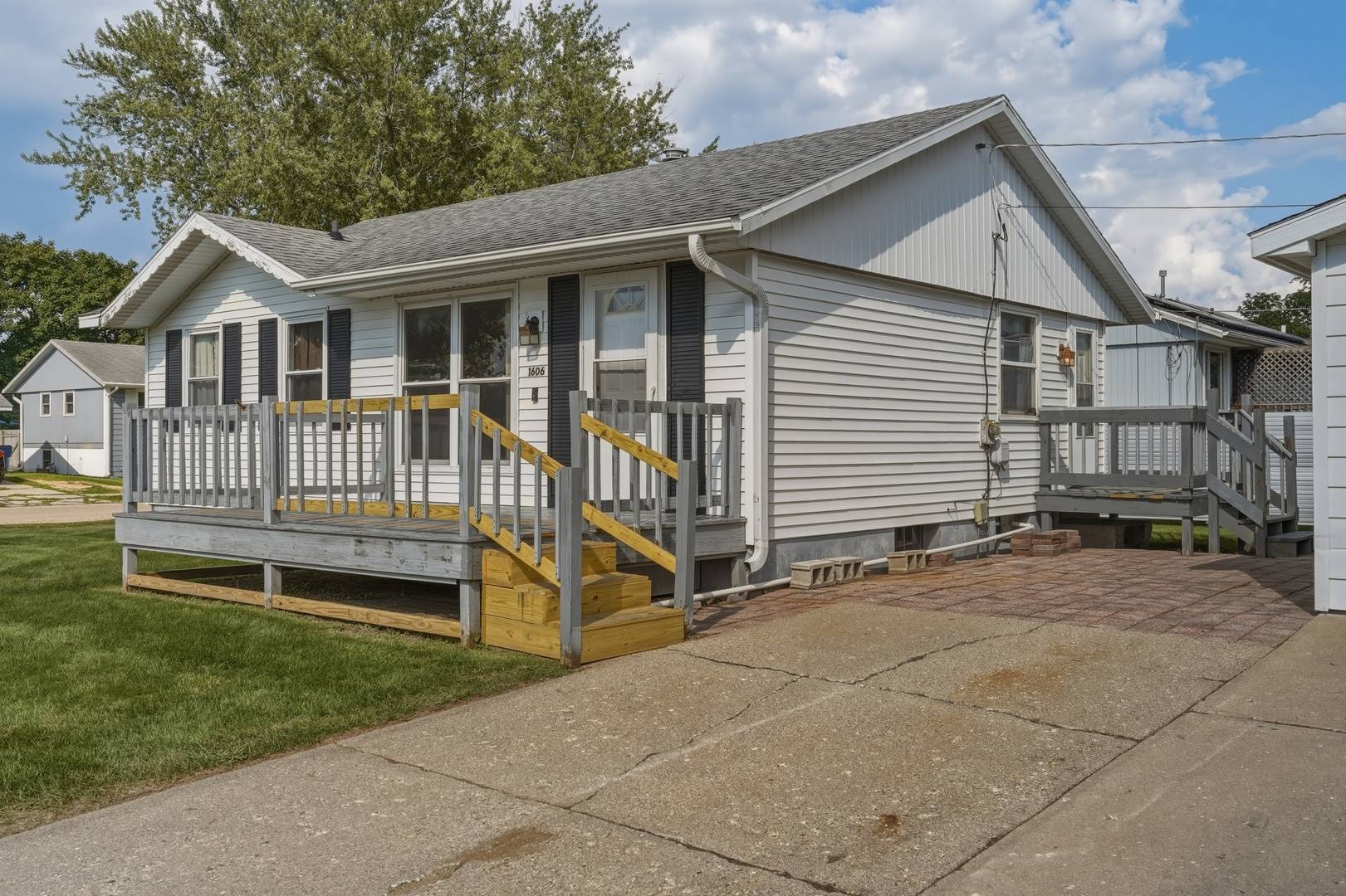 1606 Bonnie AVE, Dixon, IL 61021
