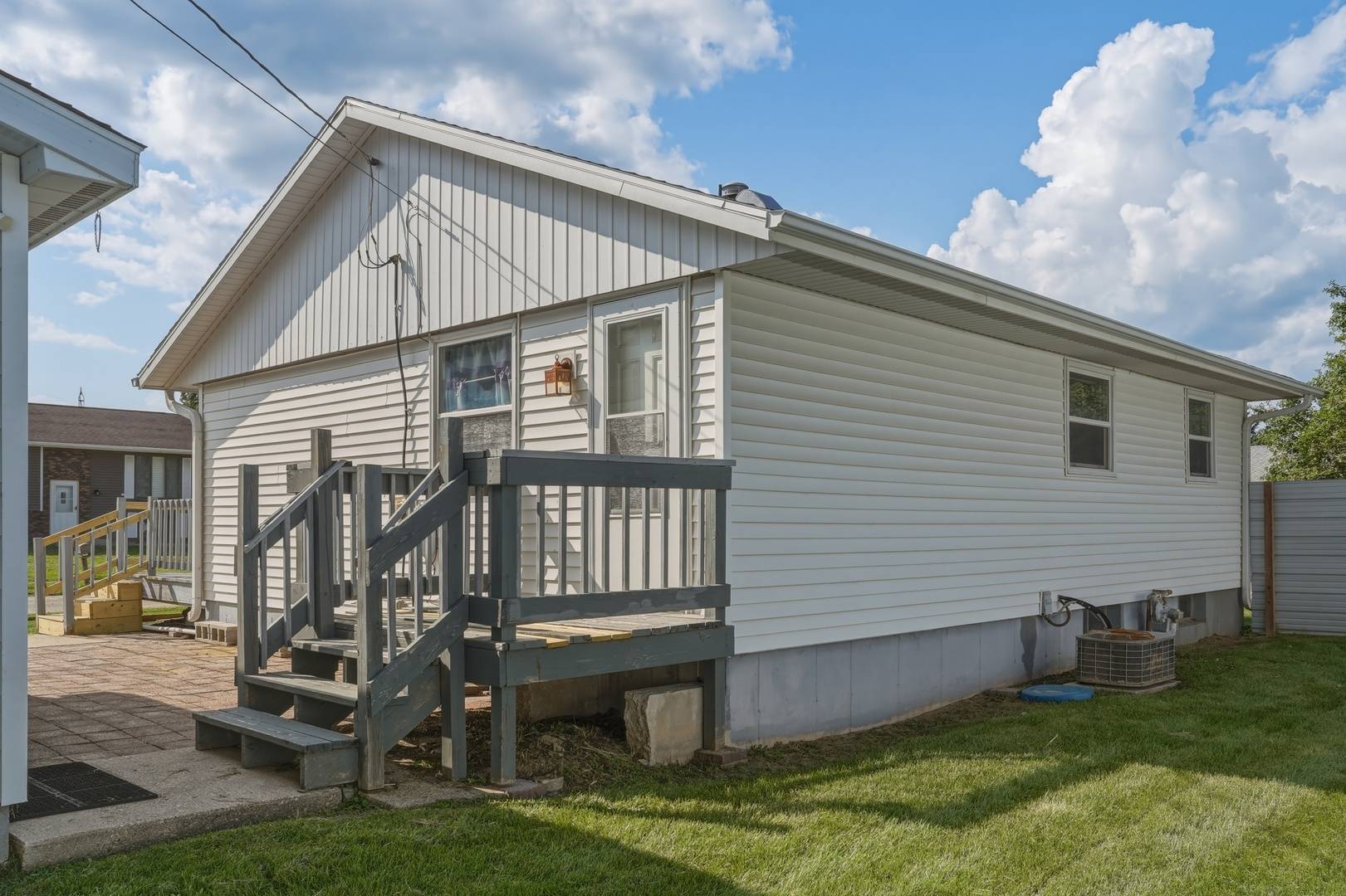 1606 Bonnie AVE, Dixon, IL 61021