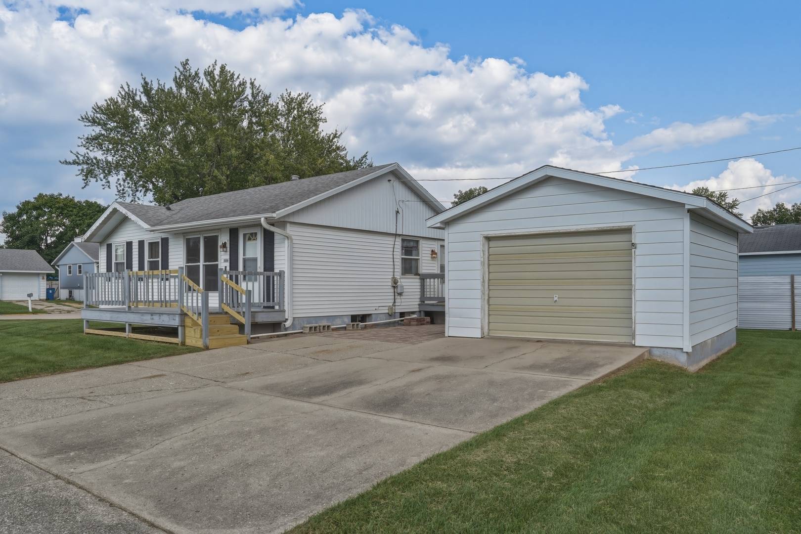 1606 Bonnie AVE, Dixon, IL 61021